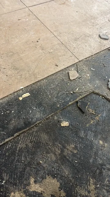Black bitumen mastic floor removal in a N13 flat